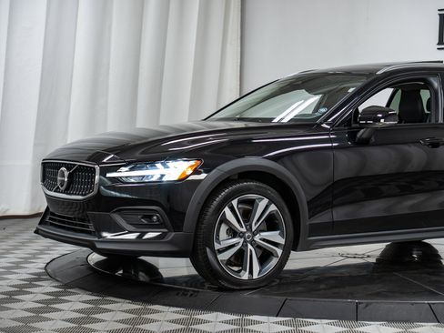 Used 2024 Volvo V60 B5 Cross Country Plus image 25