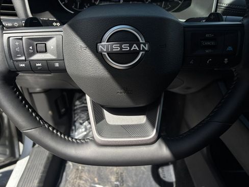 Used 2025 Nissan Rogue SV image 33