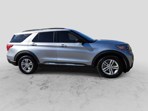 Used 2022 Ford Explorer XLT image 9