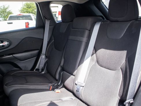 Used 2016 Jeep Cherokee Latitude FWD image 23