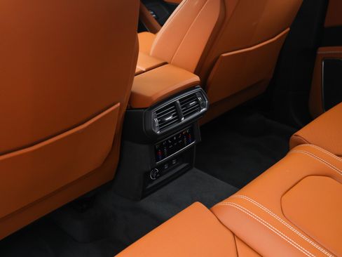 Used 2025 Lamborghini Urus SE AWD/4WD image 34