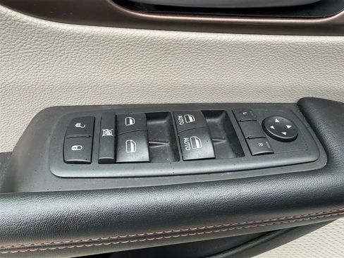 Used 2018 Chrysler Pacifica Touring-L FWD image 30