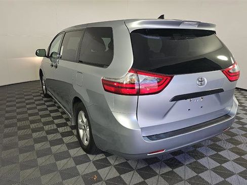 Used 2020 Toyota Sienna L FWD image 11