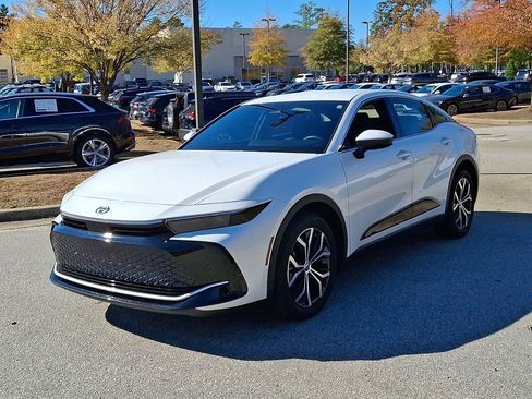 Used 2023 Toyota Crown XLE image 3