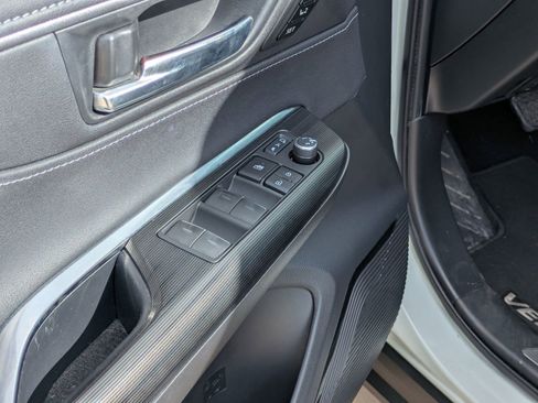 Used 2021 Toyota Venza Limited image 12