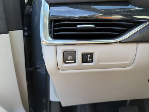 Used 2021 Cadillac XT4 Premium Luxury AWD/4WD image 16