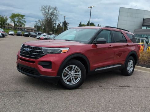 Used 2023 Ford Explorer XLT AWD/4WD image 1