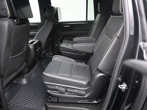 Used 2026 Chevrolet Suburban Premier RWD image 16