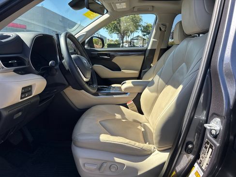 Used 2023 Toyota Highlander Limited AWD/4WD image 15