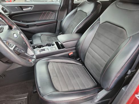 Used 2020 Ford Edge ST-Line w/ Cold Weather Package image 4