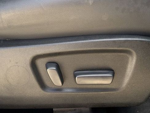 Used 2017 Toyota Highlander SE w/ Carpet Mat Package image 30