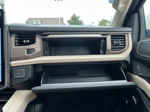 Used 2024 Ford Expedition Limited AWD/4WD image 26