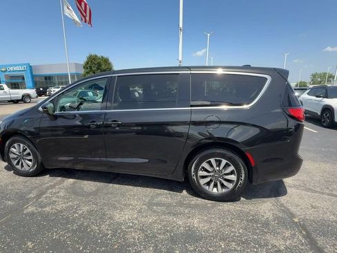 Used 2023 Chrysler Pacifica Touring-L FWD image 5