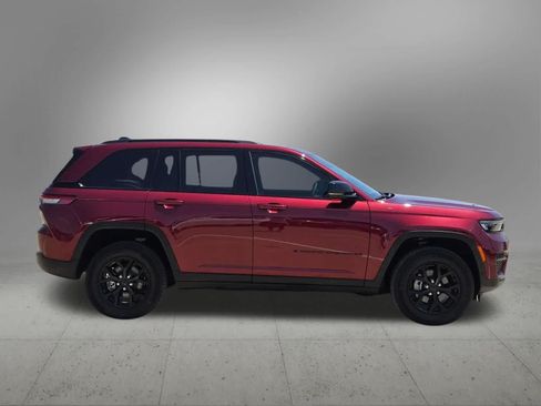 Used 2025 Jeep Grand Cherokee Altitude RWD image 7