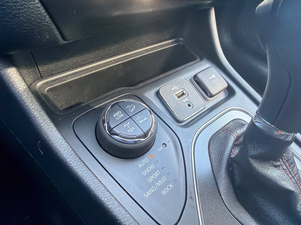 Used 2020 Jeep Cherokee Trailhawk w/ Comfort/Convenience Group AWD/4WD image 30