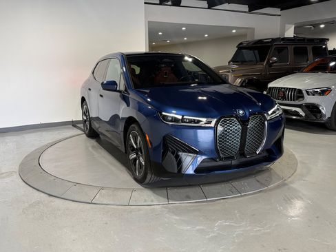 Used 2023 BMW iX xDrive50 w/ Sport Package AWD/4WD image 17