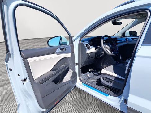 New 2025 Volkswagen Taos SE image 11