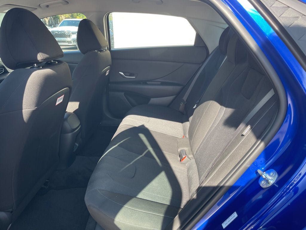 Used 2025 Hyundai Elantra SE FWD image 12