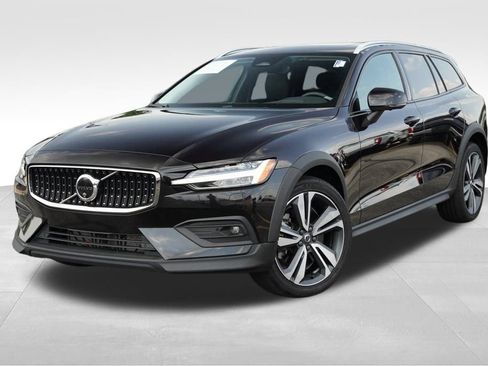 Used 2024 Volvo V60 B5 Cross Country Plus image 2