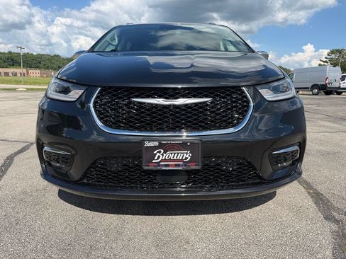 Used 2022 Chrysler Pacifica Limited AWD/4WD image 2