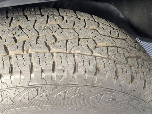 Used 2019 Chevrolet Colorado Z71 w/ Z71 Midnight Edition image 9