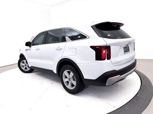 Used 2025 Kia Sorento LX FWD image 2