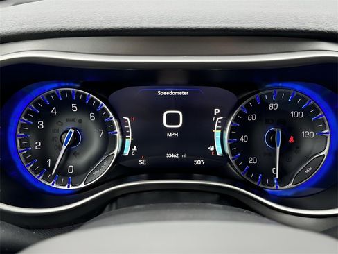 Used 2023 Chrysler Pacifica Touring-L image 11