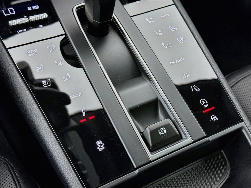 Certified 2025 Porsche Macan AWD/4WD image 22