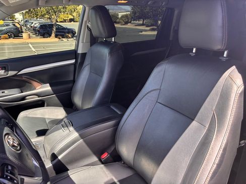 Used 2019 Toyota Highlander XLE AWD/4WD image 14