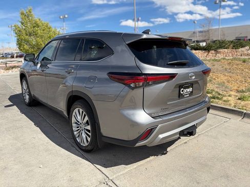 Used 2025 Toyota Highlander Platinum AWD/4WD image 9