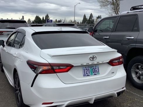 Used 2021 Toyota Camry SE image 3