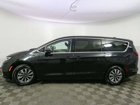 Used 2023 Chrysler Pacifica Touring-L FWD image 6
