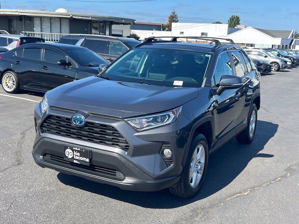 Used 2020 Toyota RAV4 XLE w/ Convenience Package AWD/4WD image 5