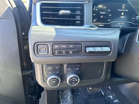 Used 2024 GMC Yukon XL Denali image 16