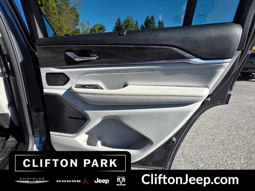 Used 2021 Jeep Grand Cherokee L Overland w/ Luxury Tech Group IV AWD/4WD image 18