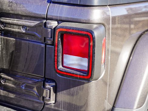 Used 2022 Jeep Wrangler Unlimited Sahara image 16