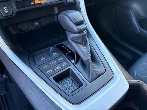 Used 2025 Toyota RAV4 XLE image 19