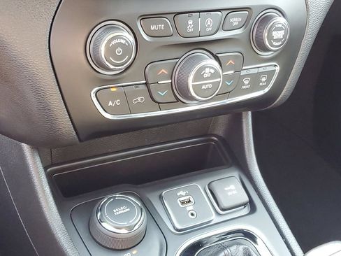 Used 2020 Jeep Cherokee Limited AWD/4WD image 17