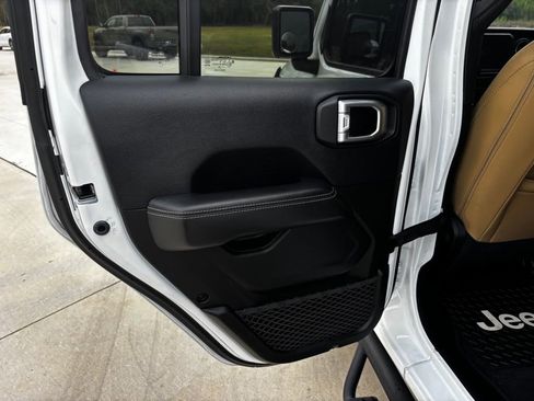 Used 2019 Jeep Wrangler Unlimited Sahara image 13