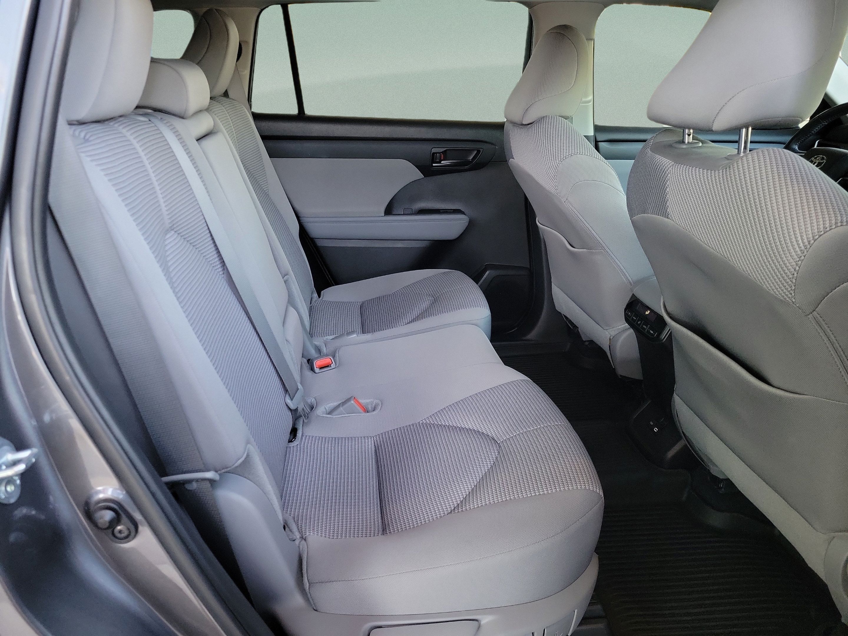 Used 2024 Toyota Highlander LE AWD/4WD image 31
