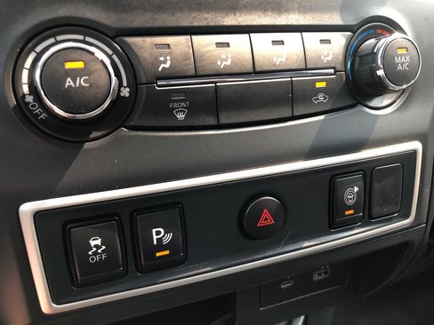 Used 2022 Nissan Titan S AWD/4WD image 29