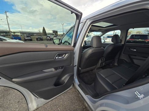 Used 2023 Nissan Rogue SL w/ SL Premium Package image 19