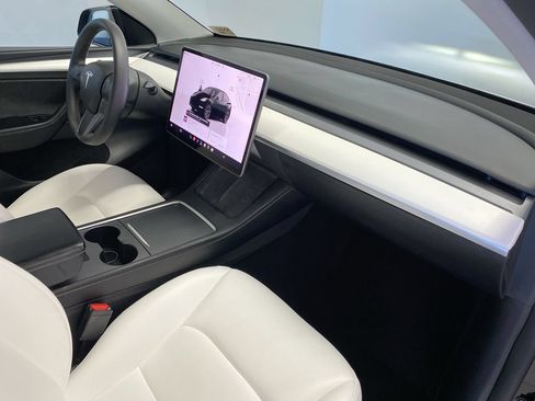 Used 2024 Tesla Model Y Long Range AWD/4WD image 31