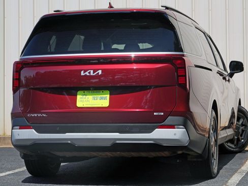 Used 2025 Kia Carnival EX FWD image 5