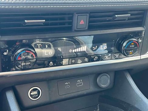 Used 2023 Nissan Rogue SV w/ SV Premium B Package image 31