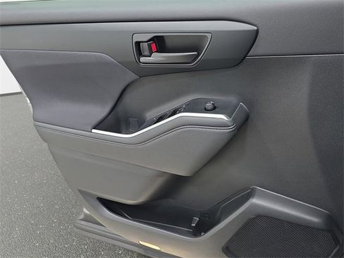 Certified 2024 Toyota Highlander LE image 23