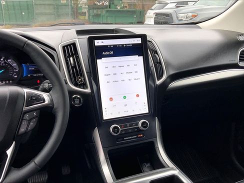 Used 2022 Ford Edge SEL w/ Convenience Package image 6