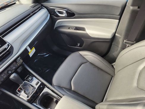 Certified 2025 Jeep Compass Limited image 16