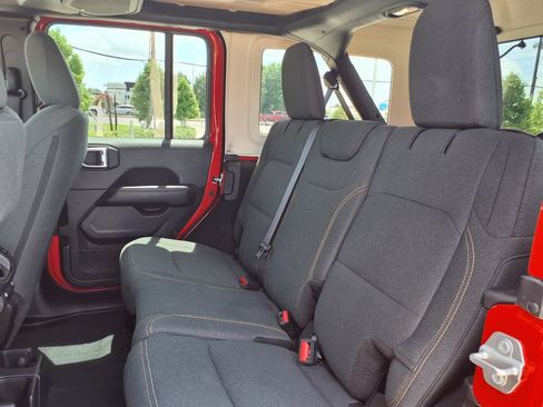 Used 2025 Jeep Wrangler Unlimited Sahara AWD/4WD image 18