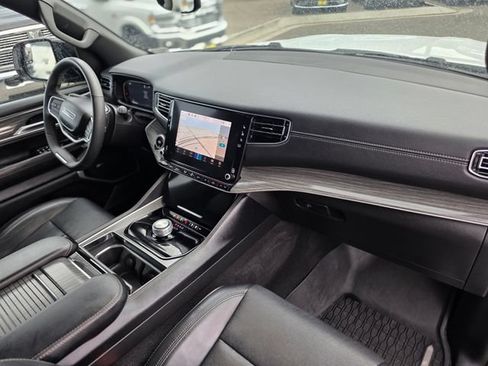 Used 2024 Jeep Wagoneer L Series II w/ Flexible Seating Group RWD image 9